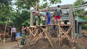 WARGA DESA KERTARAHAYU ANTUSIAS DALAM MEMBANTU SATGAS TMMD KE 110 KODIM 0509/KAB.BEKASI