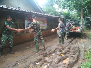 DENGAN SISTEM ESTAFET, SATGAS TMMD PINDAHKAN MATERIAL BATU BATA