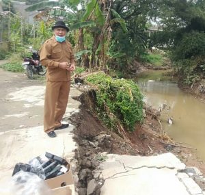 Lurah Juju Menyisir Bantaran Kali Cikalapa Penyebab Banjir Desa Wadas