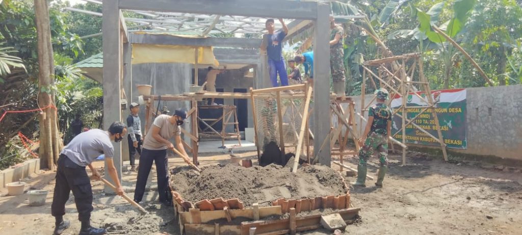 SATGAS TMMD DAN WARGA KEBUT PLESTERAN DINDING POSYANDU