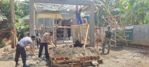 SATGAS TMMD DAN WARGA KEBUT PLESTERAN DINDING POSYANDU