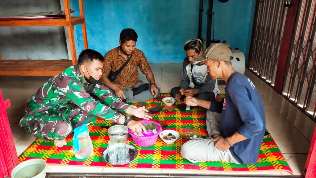 PASITER DAN WARGA MAKAN SIANG BERSAMA DI LOKASI TMMD