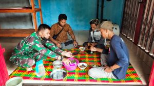 PASITER DAN WARGA MAKAN SIANG BERSAMA DI LOKASI TMMD