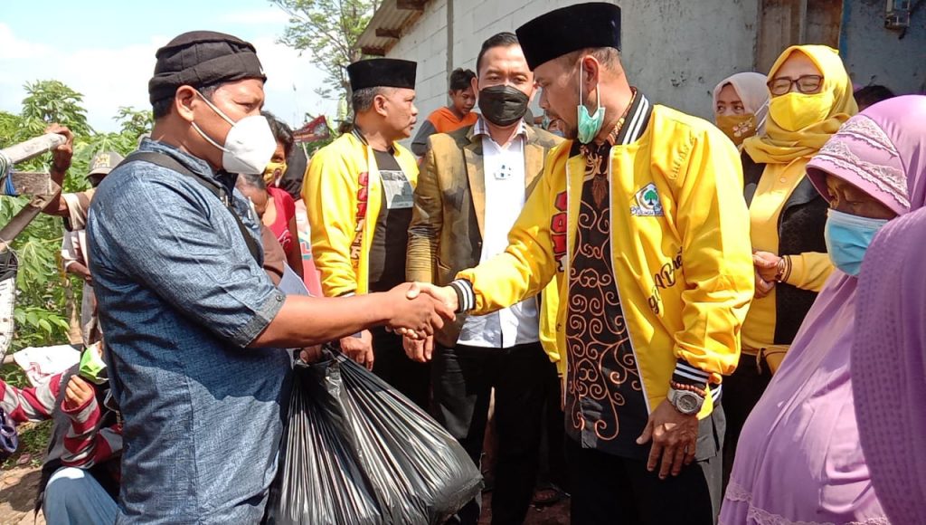 Jumat Berkah, DPD Golkar Karawang Bagikan Sembako Kepada Warga