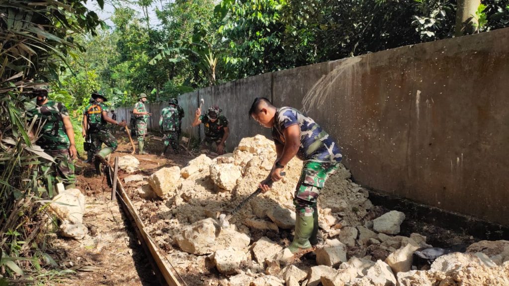 BERSAMA WARGA, SATGAS TMMD TERUS RATAKAN JALAN DENGAN BATU KAPUR