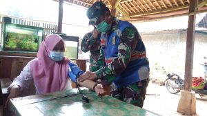 PERSONIL SATGAS TMMD MELAKSANAKAN PEMERIKSAAN KESEHATAN