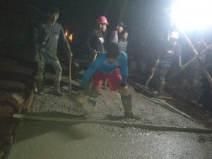 KEJAR TARGET, SATGAS TMMD KODIM 0509/KAB.BEKASI KEBUT PENGECORAN JALAN HINGGA MALAM HATI