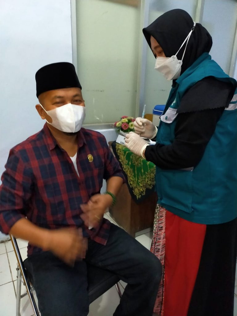 8 Kepala Desa Kecamatan Klari Jalani Vaksin Covid 19