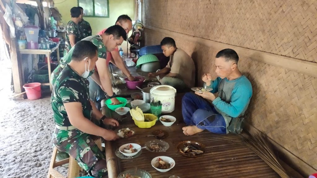 MAKAN SIANG, MOMENT KEBERSAMAAN SATGAS TMMD DENGAN WARGA