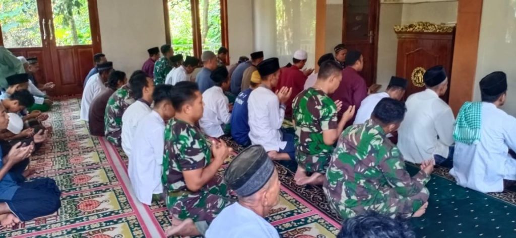 TINGKATKAN KEIMANAN DAN KETAQWAAN, SATGAS TMMD LAKSANAKAN SHOLAT JUMAT BERSAMA WARGA