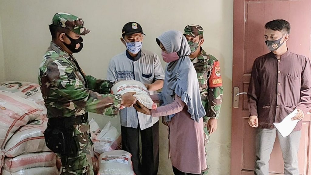 JUMAT BERKAH, SATGAS TMMD KE 110 BAKSOS BAGIKAN BERAS UNTUK WARGA