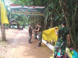 SATGAS LAKUKAN PEMASANGAN UMBUL-UMBUL JELANG BERAKHIRNYA PROGRAM TMMD