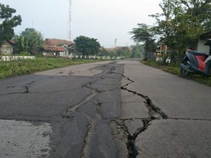 Warga Minta Pemkab Karawang Segera Perbaiki Jalan Belah Berlubang Jalur Tanggul Irigasi Telagasari Arah Tempuran