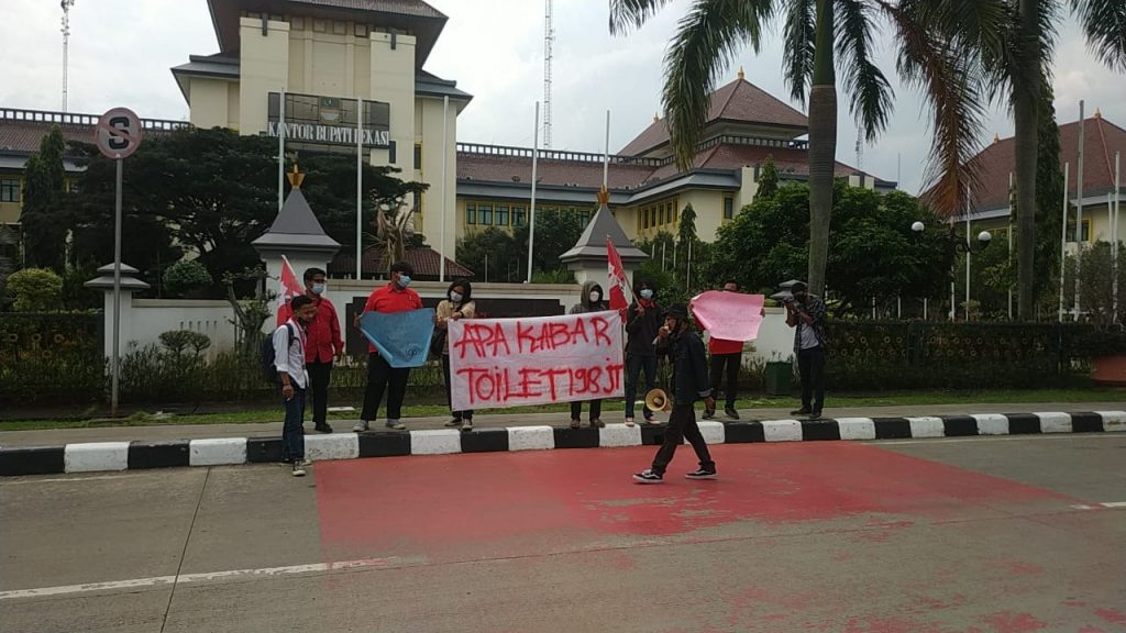 PLT KADIS CIPTA KARYA KABUR, SAAT MAHASISWA GELAR AKSI DAMAI PERTANYAKAN TRANSPARANSI ANGGARAN TOILET SULTAN