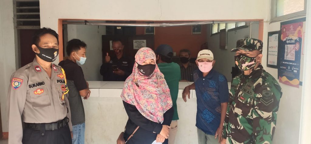 DAMPINGI PENYALURAN BST, BABINSA INGATKAN PROKES KEPADA WARGA