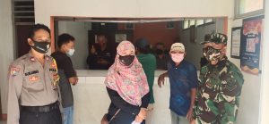 DAMPINGI PENYALURAN BST, BABINSA INGATKAN PROKES KEPADA WARGA