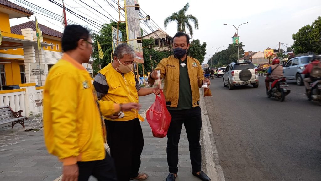 Menu Takjil Gratis untuk Pengendara yang Melintas di Kantor DPD Golkar Karawang