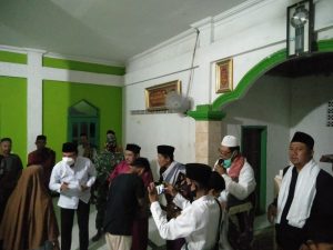 BABINSA KORAMIL 03/CABANGBUNGIN DAMPINGI KADES BERIKAN SANTUNAN