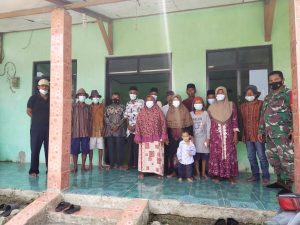 BABINSA DAMPINGI PEMDES BERIKAN SANTUNAN KEPADA LANSIA