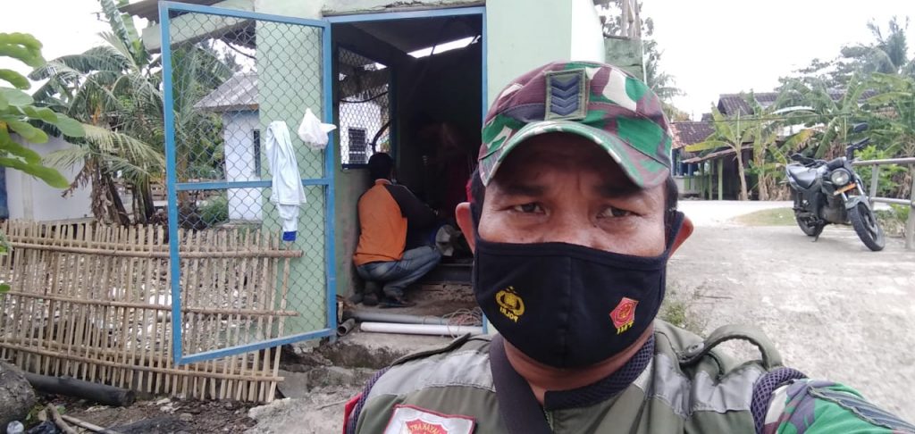 GUNAKAN MESIN POMPA AIR, BABINSA DAMPINGI PETANI MENGAIRI SAWAH