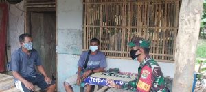 SOSIALISASIKAN PROKES, BABINSA PANTAI MEKAR ANJANGSANA KE RUMAH WARGA BINAAAN