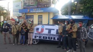 Jelang Berbuka Puasa Ikatan Jurnalis Televisi Indonesia (IJTi) Bagikan Takjil Untuk Pengguna Jalan