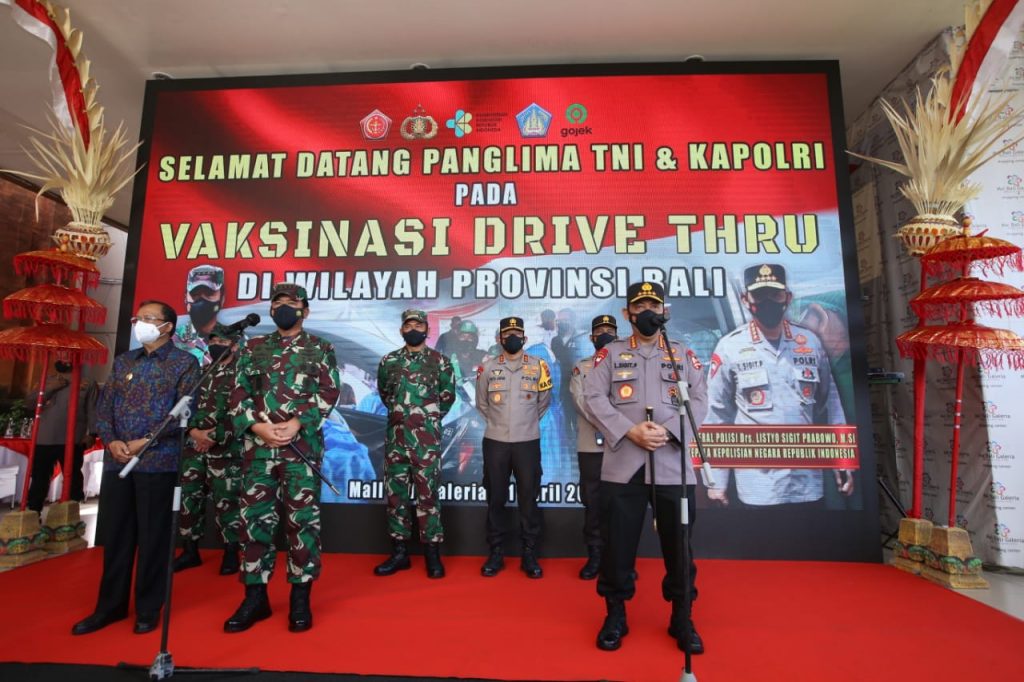 Panglima TNI dan Kapolri Tinjau Vaksinasi Drive Thru di Bali