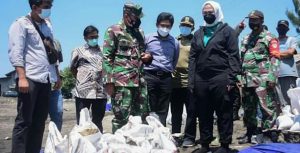 BUPATI KARAWANG TINJAU LOKASI TERDAMPAK CECERAN MINYAK DI DESA CEMARA JAYA