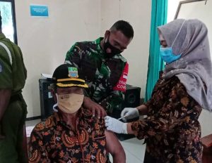 BABINSA KORAMIL 03/CABANGBUNGIN DAMPINGI KEGIATAN VAKSINASI BAGI LANSIA