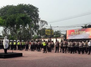 Polres Karawang Gelar Apel Operasi Ketupat Lodaya Tahun 2021, Dengan Inspektur Upacara Bupati Karawang, Hj. dr. Cellica Nurrachadiana