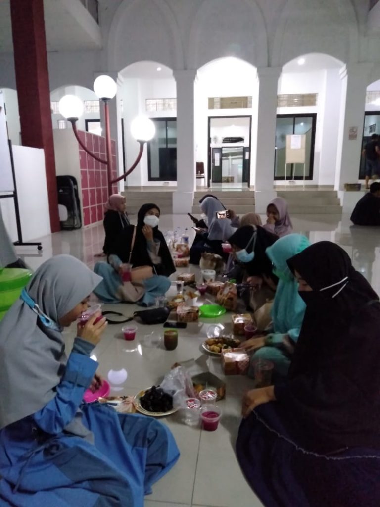 Forum Komunikasi Dakwah Kampus (FKDK) Universitas Singaperbangsa Karawang membuka donasi untuk yatim dan Duafa