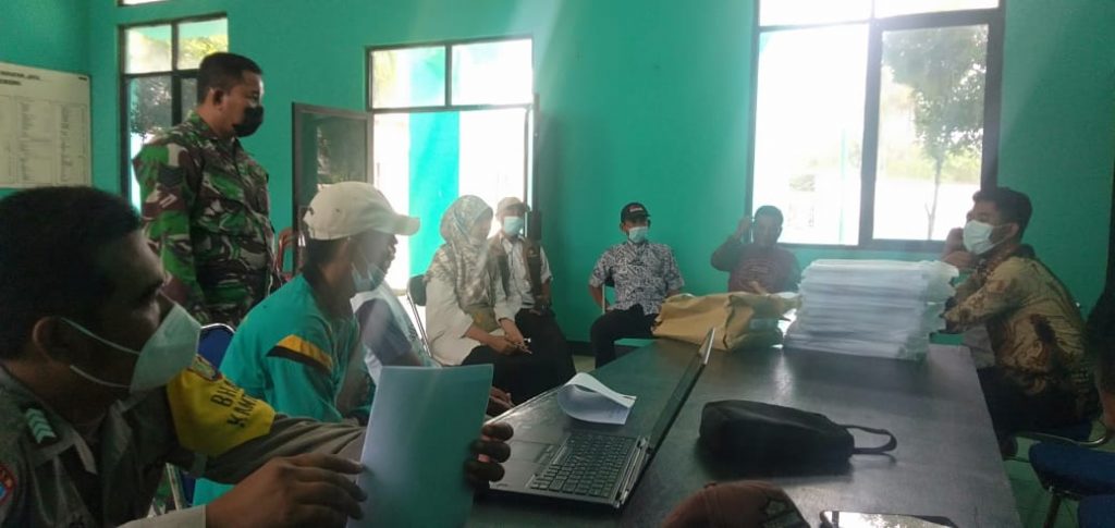 BABINSA HADIRI RAPAT RENCANA PEMBAGIAN KARTU TANI DI AULA KANTOR DESA
