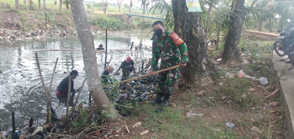 SINERGITAS BABINSA DENGAN WILAYAH BINAAN DALAM KEGIATAN PADAT KARYA TUNAI DESA (PKTD)