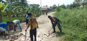BABINSA BERSAMA WARGA BINAAN KARYA BAKTI PERBAIKI JALAN