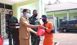 Kodim 0604 Bersama DLHK Karawang Berikan Bingkisan Hari Raya Idul Fitri 1442 H