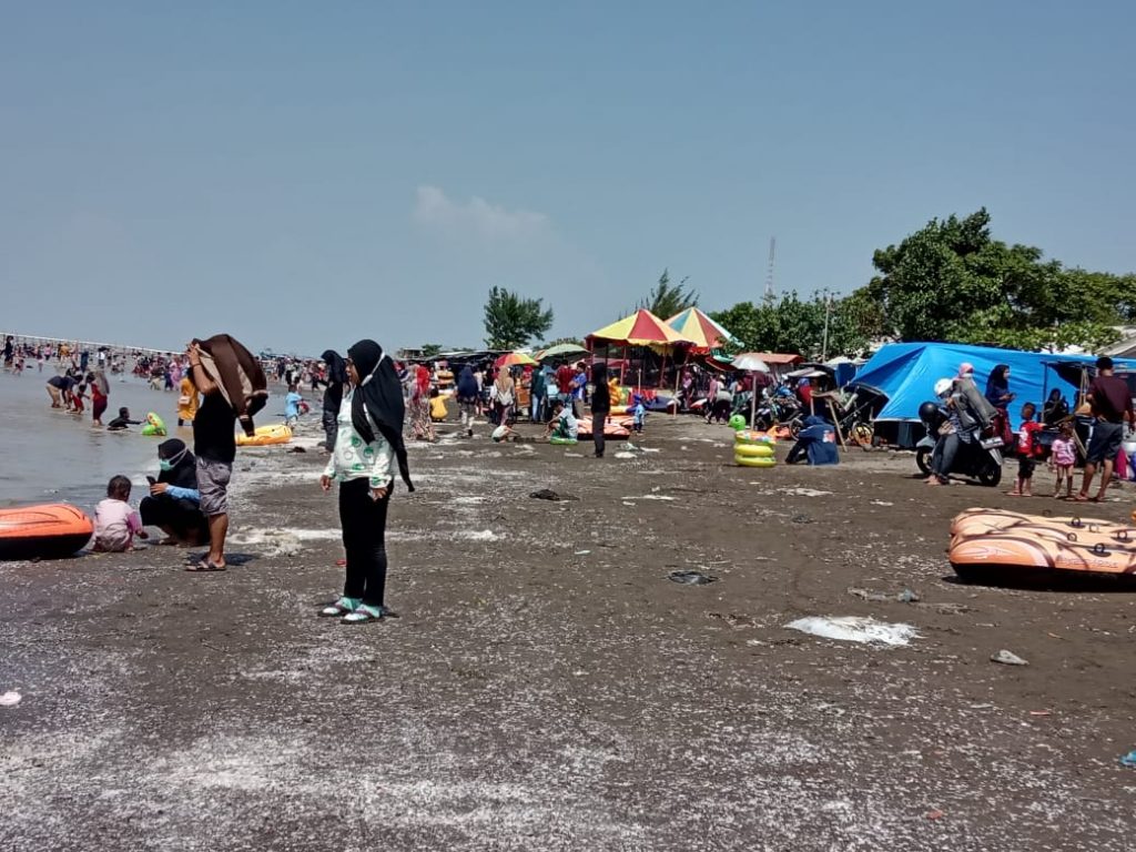 PANTAI SAMUDERA BARU DI PADATI WISATAWAN DALAM DAN LUAR KARAWANG