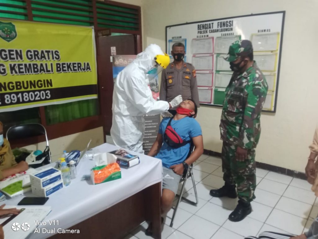 DANRAMIL 03/CABANGBUNGIN, DAMPINGI TIM MEDIS LAKSANAKAN SWAB KEPADA PEMUDIK
