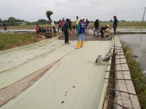 Di Duga Ada Kejanggalan Dalam Pelaksanaan Pekerjaan Jalan Poros Desa Cariumulya Yang Di Kerjakan CV.APRILIA