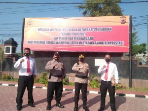 3 Anggota Polsek Klari Dianugrahi Penghargaan Oleh Kapolres Karawang