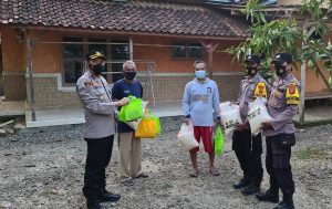 Kapolsek Cilamaya Berikan Bantuan Sembako Dari Kapolres Untuk Suspek Kontak Erat Cluster Mudik yang Laksanakan Isolasi Mandiri