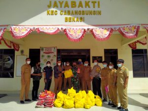 BABINSA DAMPINGI PENYALURAN BANTUAN PAKET SEMBAKO TERHADAP WARGA ISOLASI MANDIRI