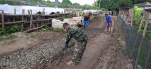 BABINSA BERSAMA WARGA BINAAN GOTONG ROYONG PERBAIKI JALAN RUSAK