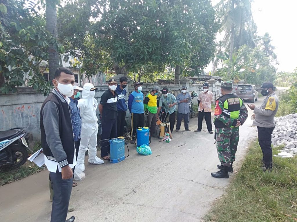 BABINSA DAN PERANGKAT DESA BERSINERGI LAKUKAN PENYEMPROTAN DISINFEKTAN DI PERUMAHAN WARGA