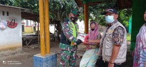BABINSA BERSAMA APARAT DESA PANTAI BAKTI BAGIKAN SEMBAKO UNTUK WARGA KURANG MAMPU