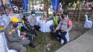 ANGGOTA KORAMIL 03/CABANGBUNGIN BERSAMA TIM GABUNGAN BUBARKAN HAJATAN DI RUMAH WARGA