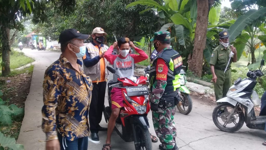 CEGAH PENULARAN COVID-19, BABINSA BERSAMA PEMDES BAGIKAN MASKER KEPADA MASYARAKAT