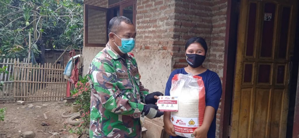TINGKATKAN SILAHTURAHMI DENGAN WARGA, BABINSA BERSAMA PEMDES BAGIKAN MASKER DAN SEMBAKO