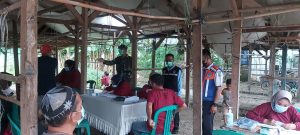 BABINSA KORAMIL 03/CABANGBUNGIN ,lDAMPINGI PETUGAS PUSKESMAS DALAM PENYUNTIKAN VAKSIN COVID-19