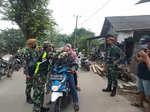 BERSAMA TIM SATGAS COVID-19 BABINSA GENCAR OPERASI YUSTISI DAN BAGIKAN MASKER