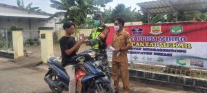 BABINSA BERSAMA PEMDES PANTAI MEKAR BAGIKAN MASKER GRATIS BAGI PENGGUNA JALAN